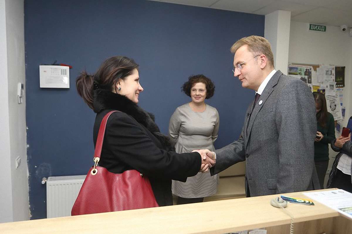У Львові міністерка Ірина Фріз відвідала міський центр надання послуг учасникам бойових дій