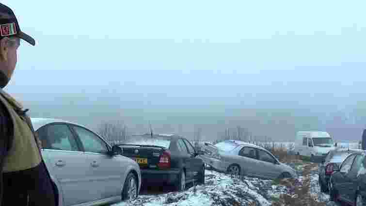На словацько-українському кордоні українці масово покидають автомобілі на єврономерах