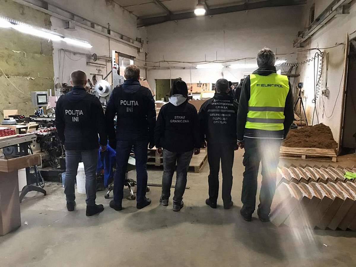 У Польщі виявили підпільну тютюнову фабрику на якій працювали українці та молдавани