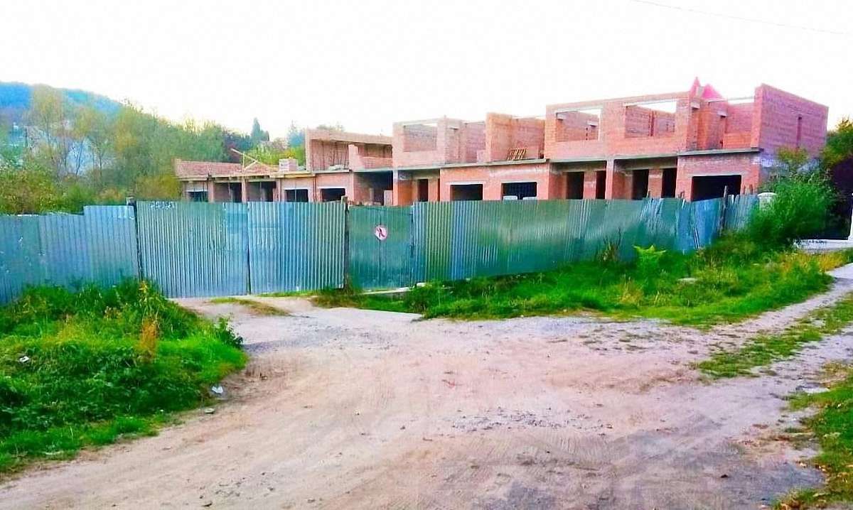 У Винниках депутати розділили подвір'я між мешканцями і будівельною фірмою сина Уварова