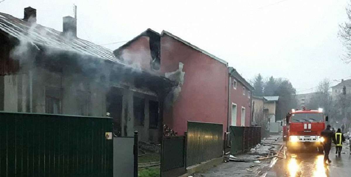 Пожежники врятували трьох людей з палаючого будинку в Дрогобичі