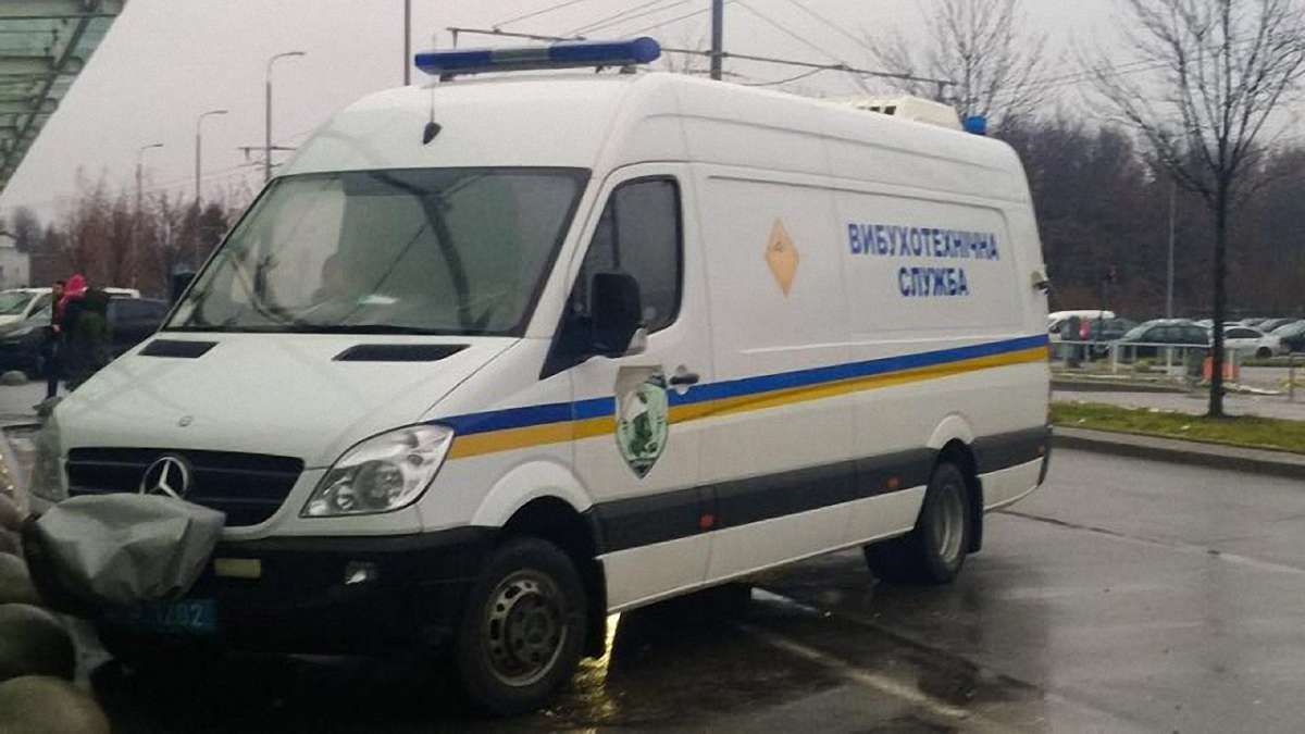 Із львівського аеропорту евакуювали 300 людей через повідомлення про замінування