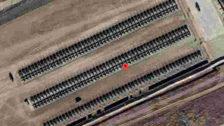 Супутникові знімки Google Earth зафіксували біля українського кордону сотні російських танків