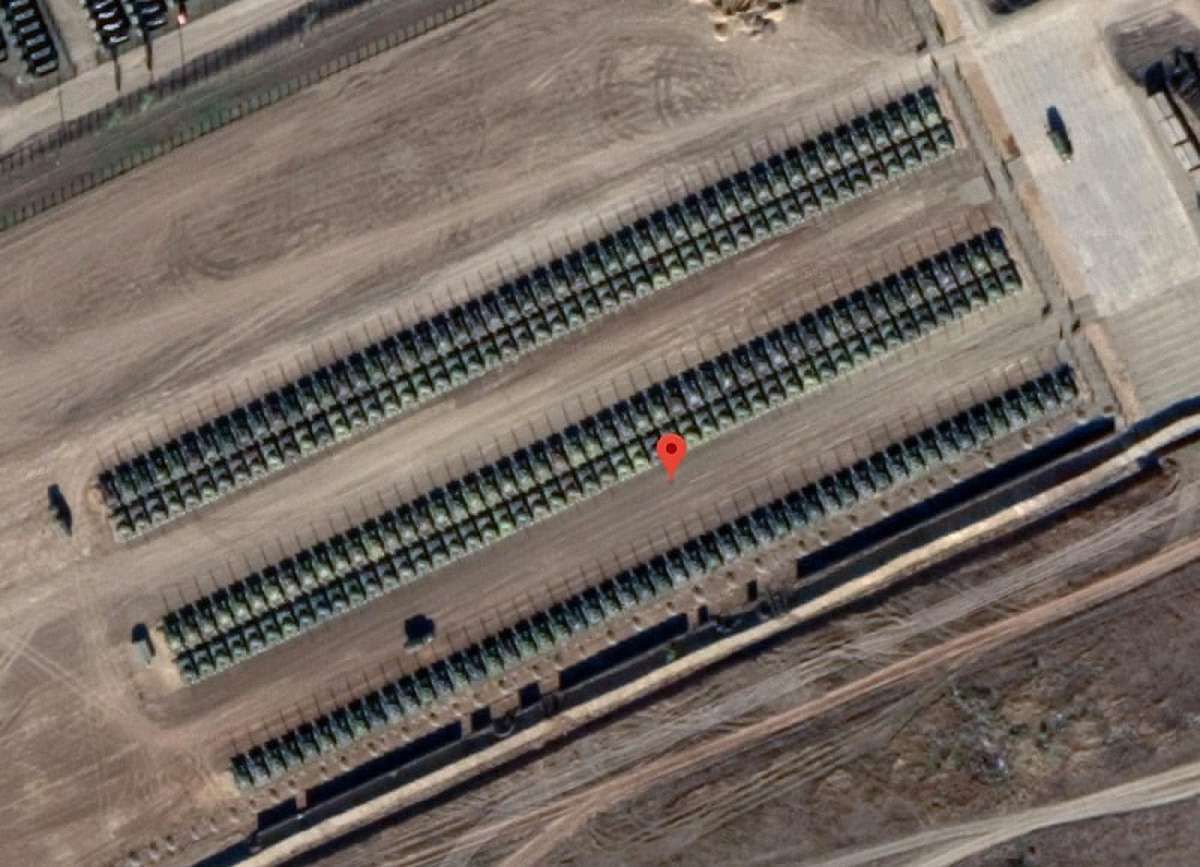 Супутникові знімки Google Earth зафіксували біля українського кордону сотні російських танків