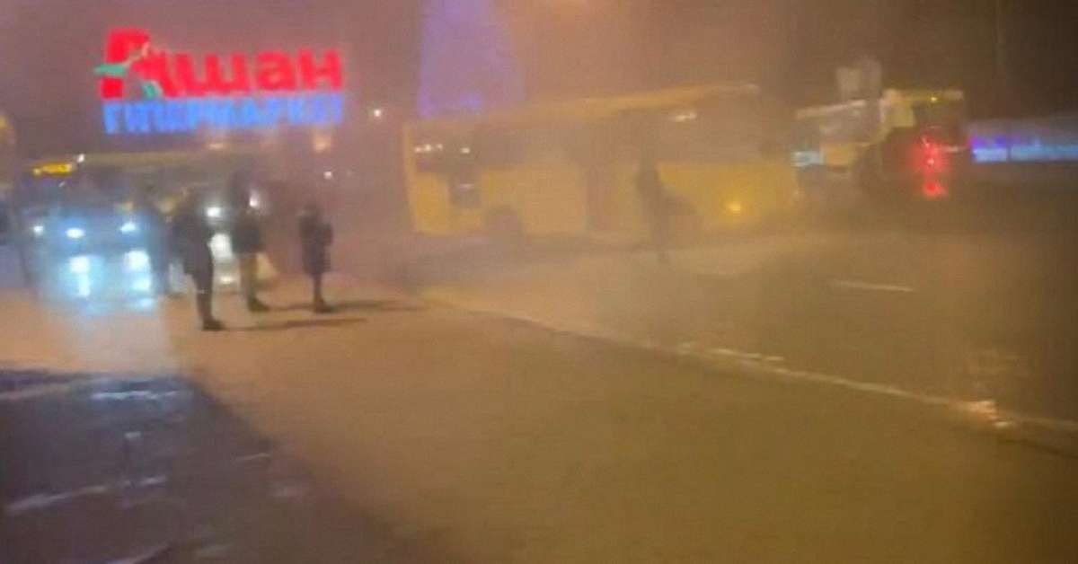 На зупинці біля торгового центру у Львові задимілась маршрутка