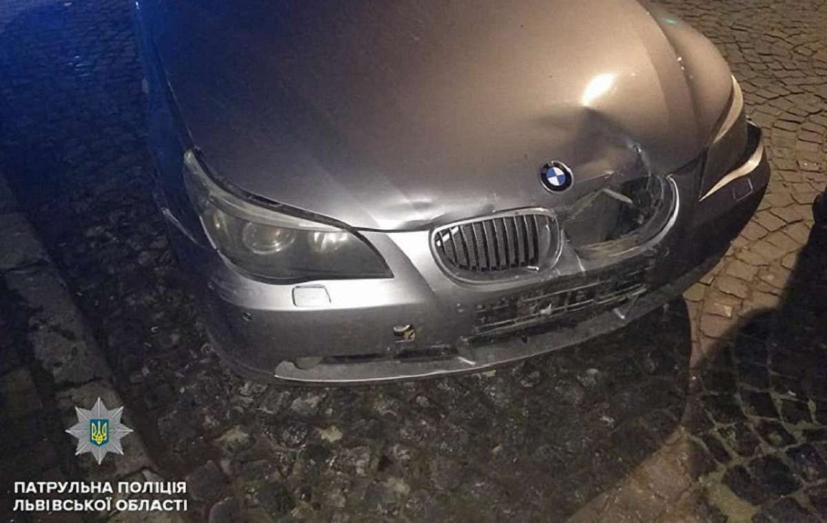 У центрі Львова п’яний водій в’їхав у припарковане авто і втікав від поліції