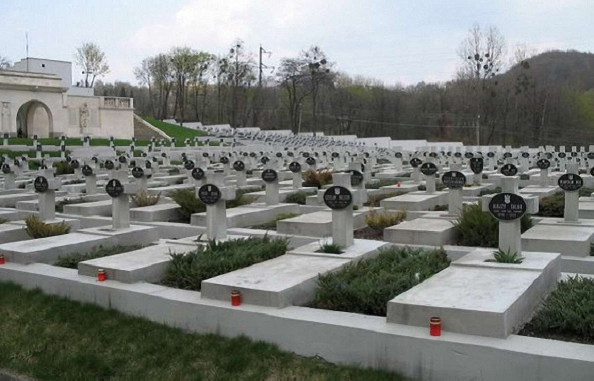 Затриманими на Цвинтарі Орлят у Львові виявились громадяни Польщі