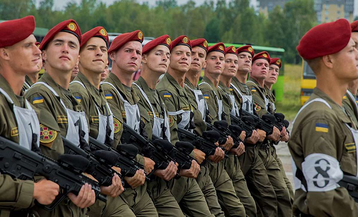 Запровадження воєнного стану в окремих областях підтримала лише третина українців 