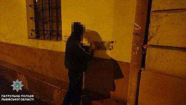 Патрульні затримали у Львові двох чоловіків, які розписували фасади будинків рекламою наркотиків
