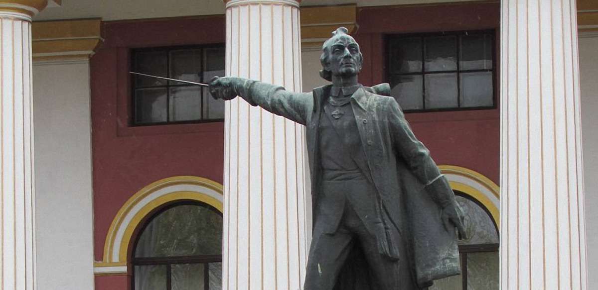 Пам’ятник Суворову перед київським ліцеєм імені Богуна демонтують