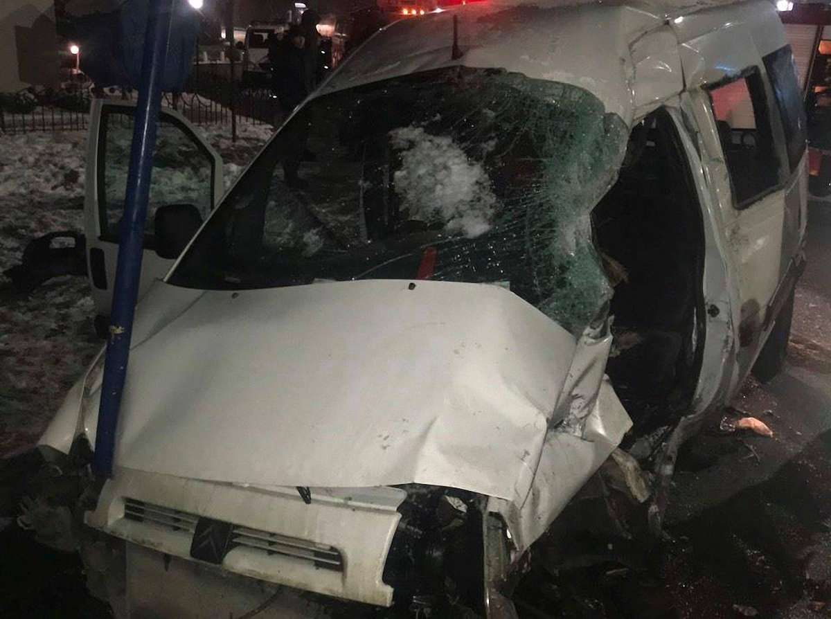 Унаслідок зіткнення з фурою на трасі Київ-Чоп загинув водій легковика
