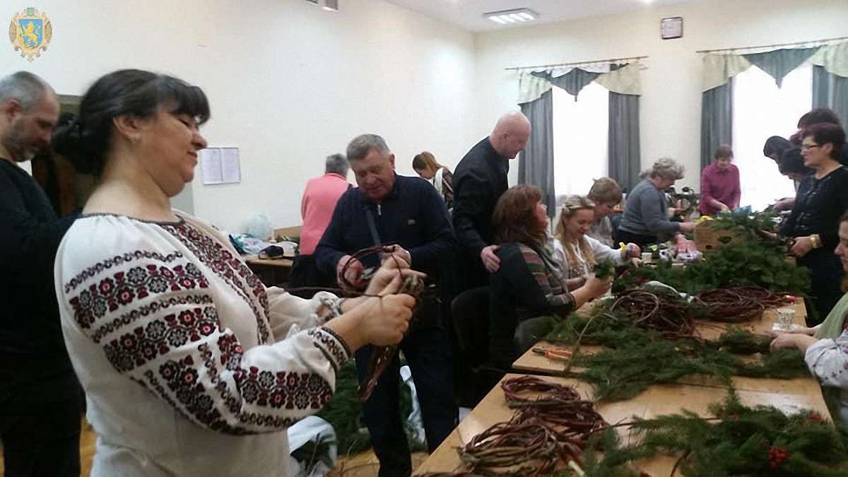 Львів'яни cплели різдвяні віночки, якими прикрасять алею Героїв Небесної Сотні у Києві