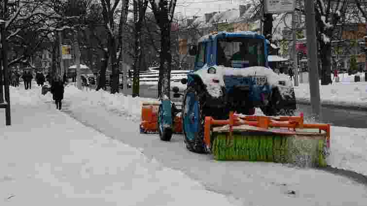 Зранку у Львові працювало 74 одиниці снігоприбиральної техніки