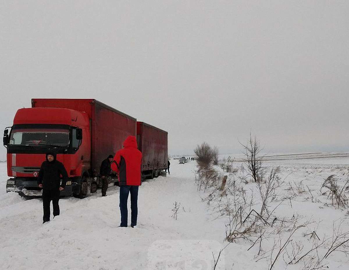 Негода ускладнила рух на дорогах двох західних областей