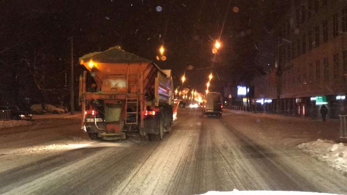 Вночі у Львові працюватиме снігоприбиральна техніка