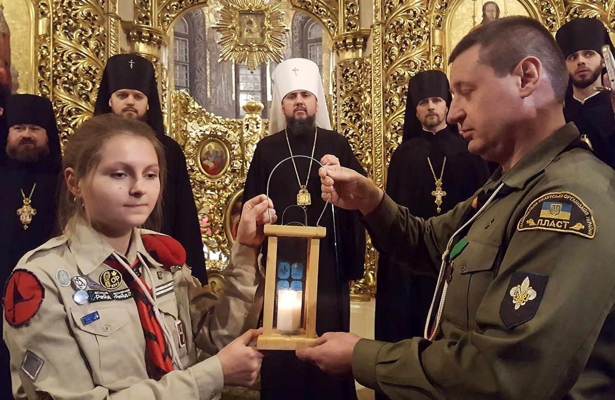 Пластуни передали Вифлеємський вогонь миру предстоятелю Православної церкви України Епіфанію