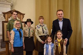 Пластуни привезли до Львова Вифлеємський вогонь миру 