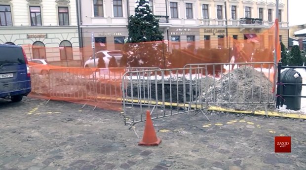 У центрі Львова почали встановлювати перші підземні контейнери для сміття
