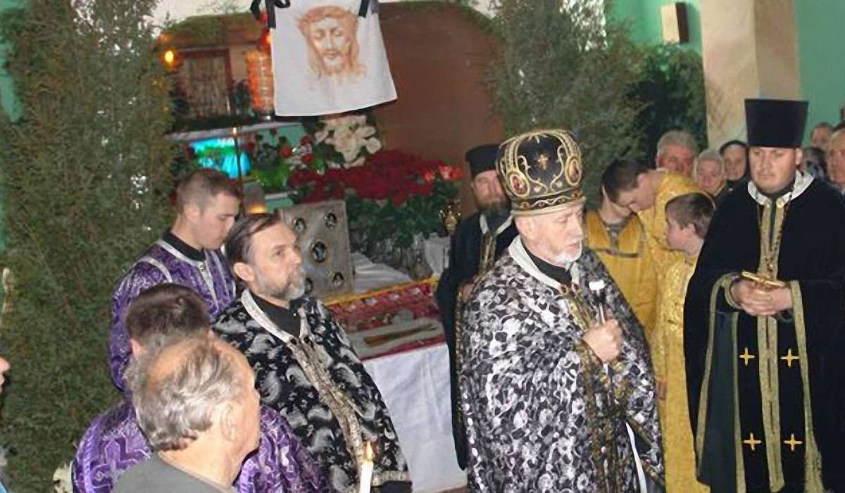Злодії підкинули вкрадене у Самборі Євангеліє XVI ст. на церковне подвір'я