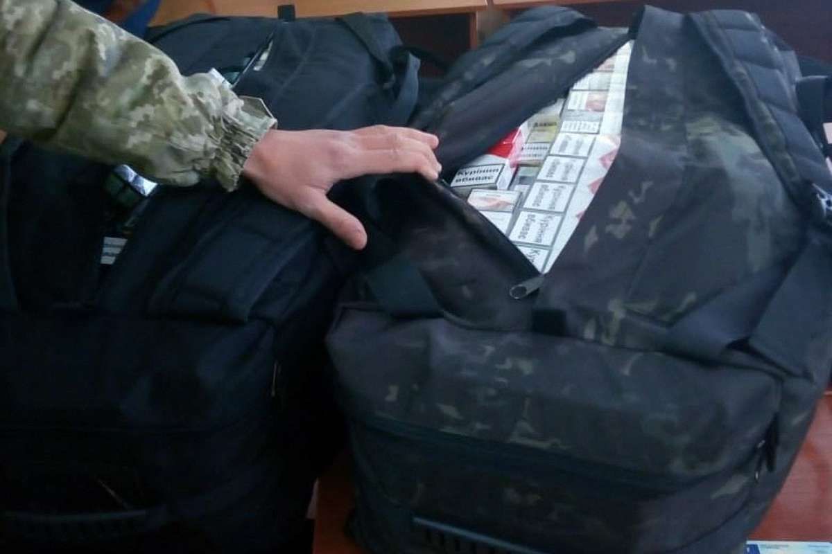 В горах на Львівщині затримали двох французів з контрабандою сигарет