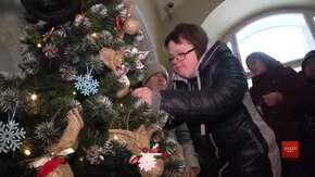 Особлива молодь прикрасила саморобними іграшками ялинку Львівської ратуші