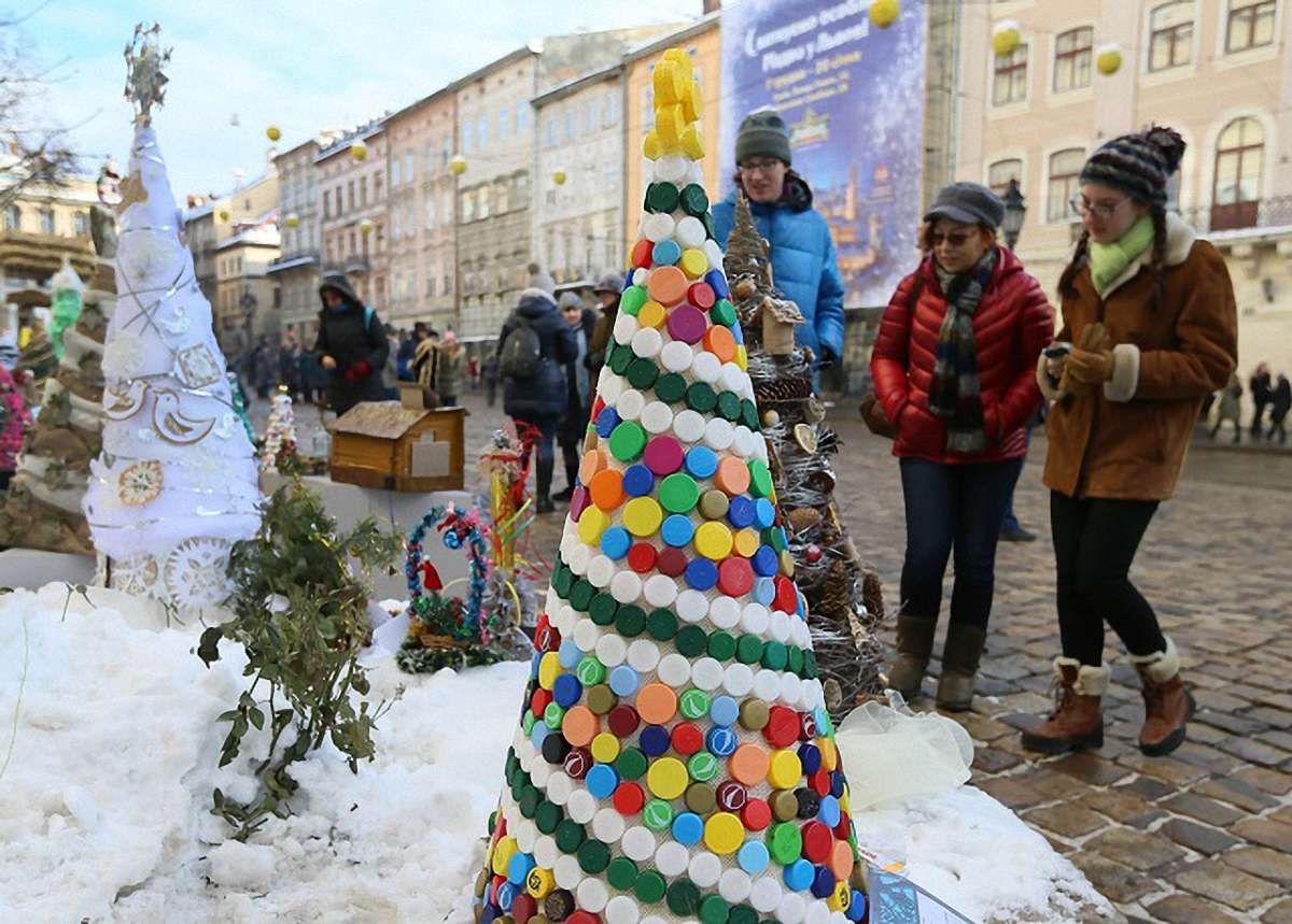 Біля львівської ратуші презентували виставку «Збережемо життя ялинці»

