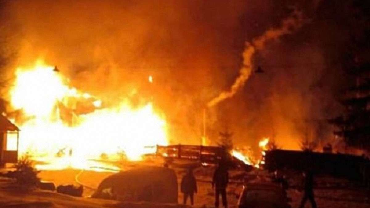 У Карпатах вщент згорів дерев'яний готель, на попелищі знайшли тіло людини