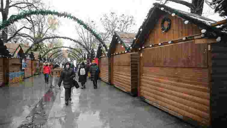Різдвяний ярмарок у Львові частково відновив роботу