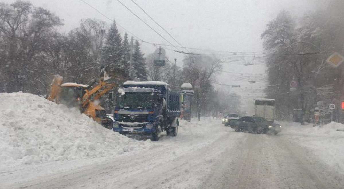 Центральна та східна частини України потерпають від потужного циклону