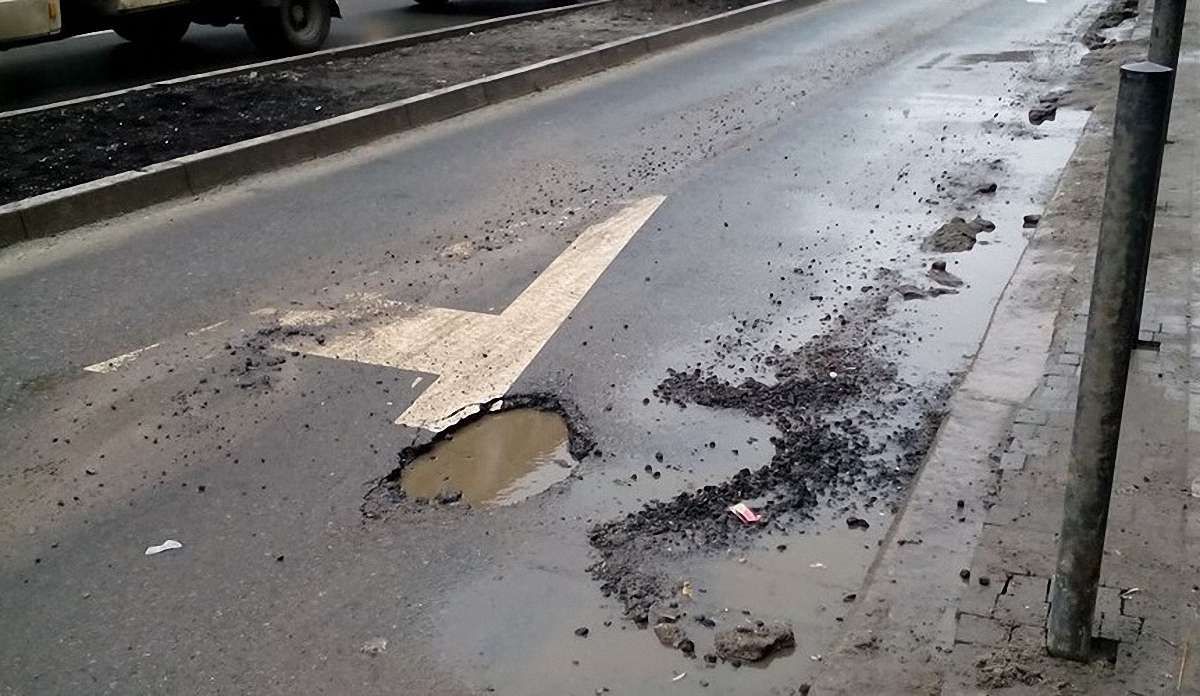 На відремонтованій три місяці тому вулиці у центрі Львова з’явились свіжі вибоїни