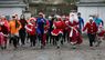 Півсотні Санта-Клаусів влаштували святковий забіг у львівському парку. Фото дня