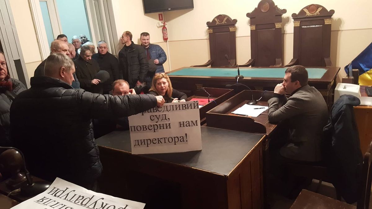 Три сотні працівників львівського підприємства прийшли на судовий розгляд справи свого керівника