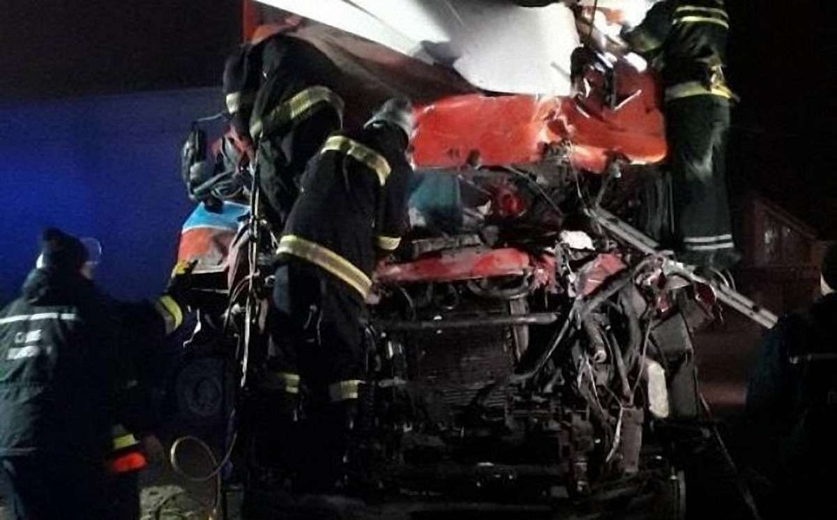 На Хмельниччині вантажівка в'їхала в кафе, є загиблі