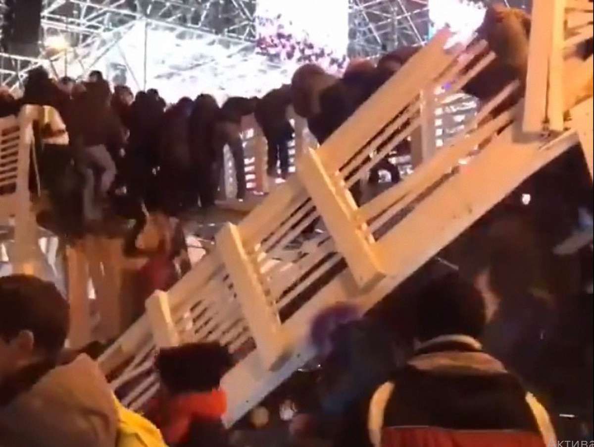У новорічну ніч в Москві обвалився дерев'яний міст з десятками людей