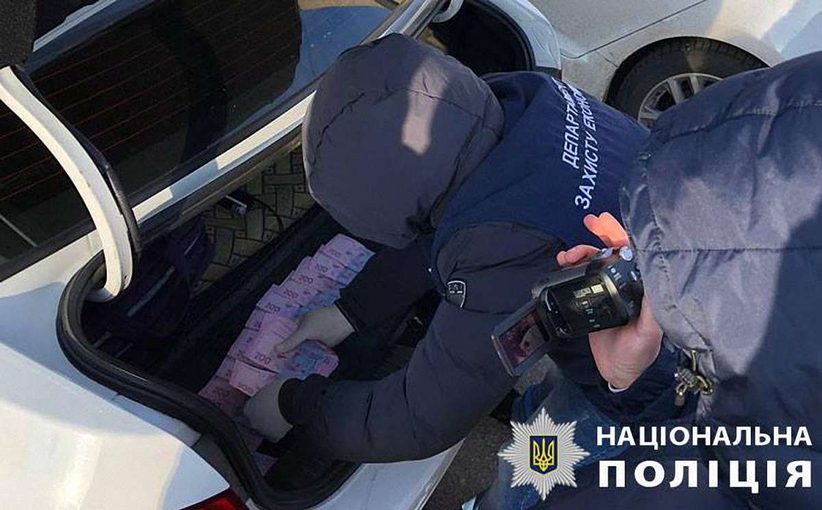 На Дніпропетровщині затримали двох посадовців за вимагання грошей у підприємців 

