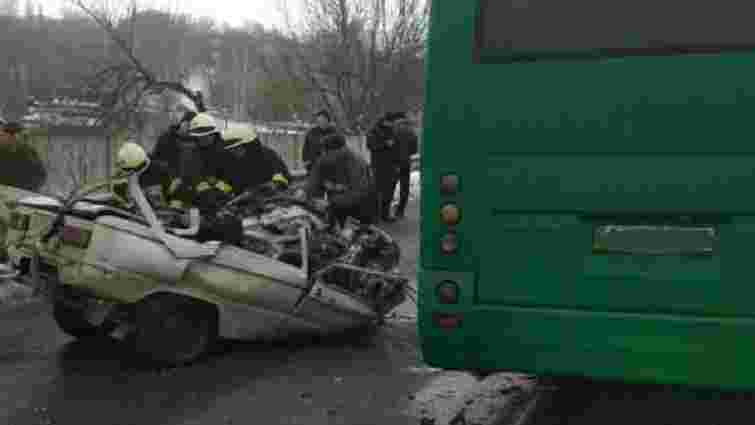Внаслідок лобового зіткнення маршрутки із «запорожцем» на Київщині загинуло троє людей