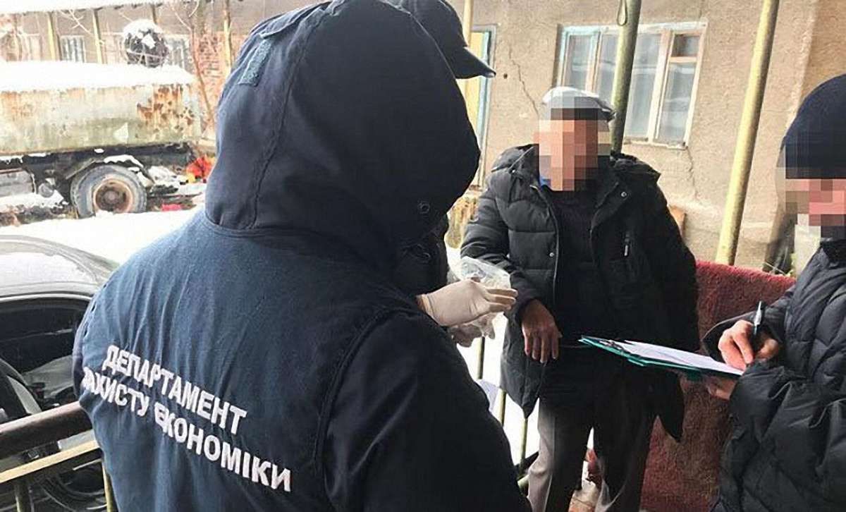 На Закарпатті  посадовець вимагав за видачу дозвільних документів 21 тис. доларів США