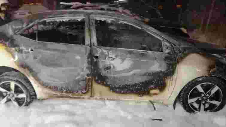 Вночі у Львові двоє невідомих підпалили припарковане авто