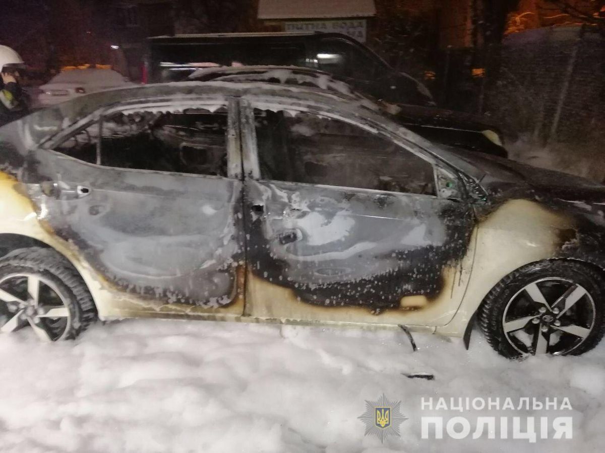 Вночі у Львові двоє невідомих підпалили припарковане авто