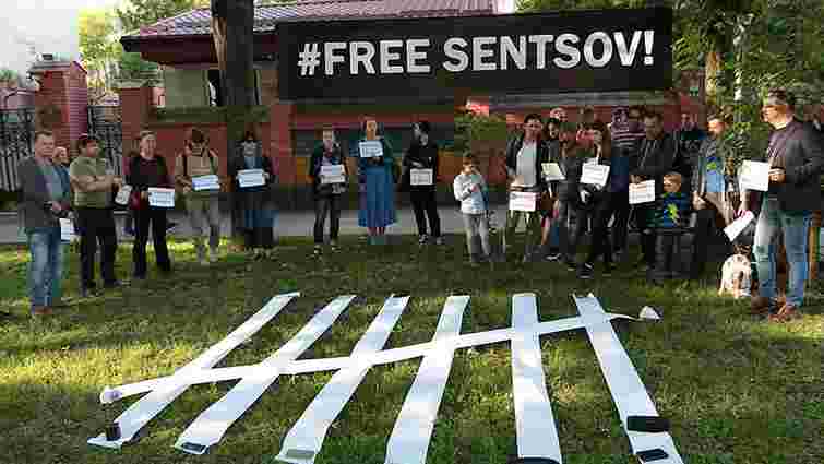 Поліція затримала 35-річного львів'янина, що зірвав плакат #FreeSentsov біля генконсульства РФ