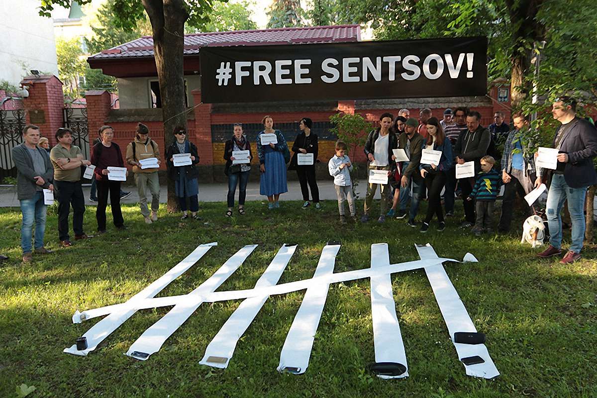 Поліція затримала 35-річного львів'янина, що зірвав плакат #FreeSentsov біля генконсульства РФ