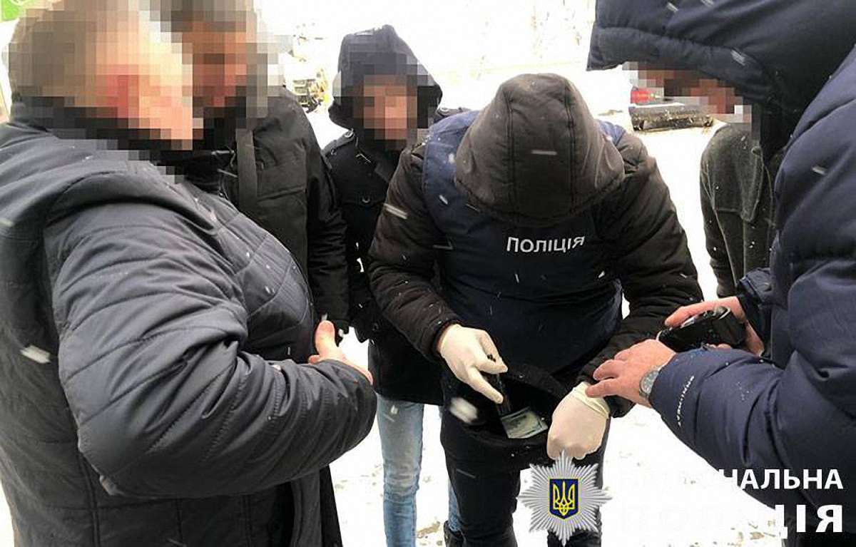 На хабарі у 1500 доларів у Львові затримали лісничого