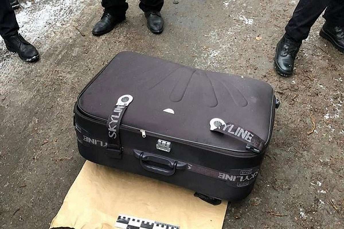 У Дніпрі в сміттєвому баку знайшли валізу з тілом дівчини