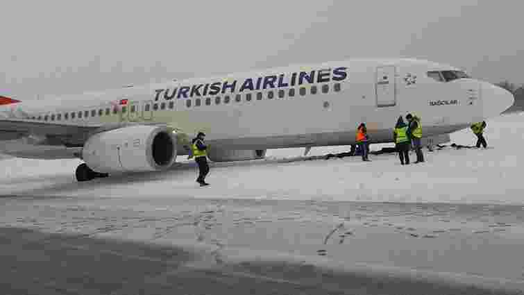 Літак Turkish Airlines викотився за межі злітної смуги у львівському аеропорту