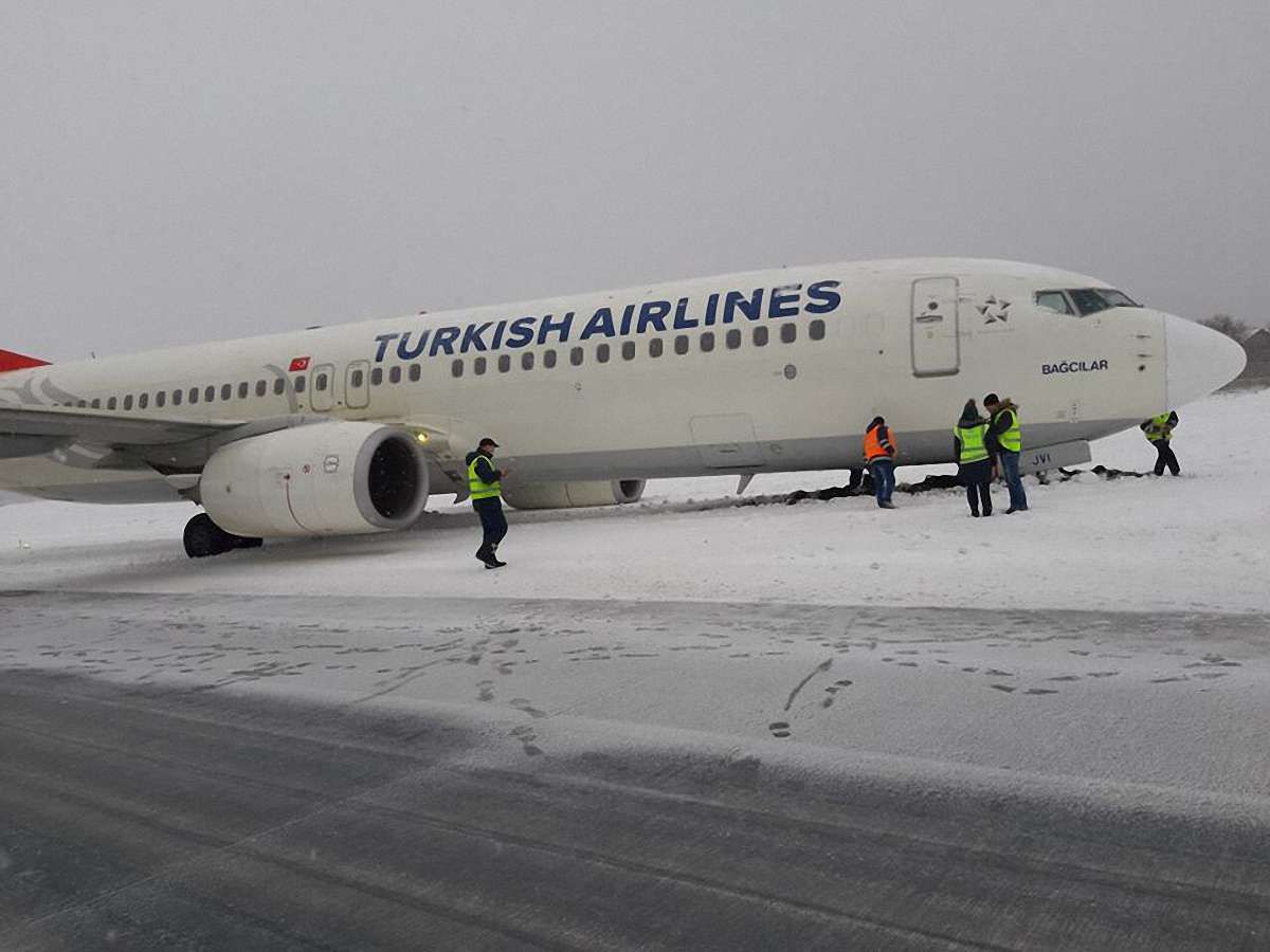 Літак Turkish Airlines викотився за межі злітної смуги у львівському аеропорту