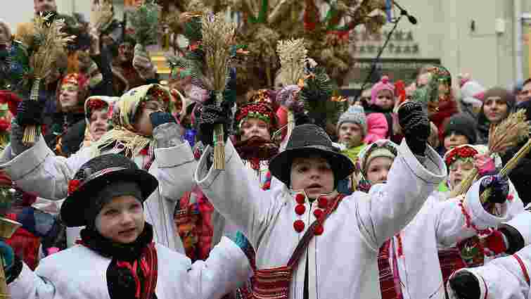 У Львові встановили триметровий різдвяний дідух 