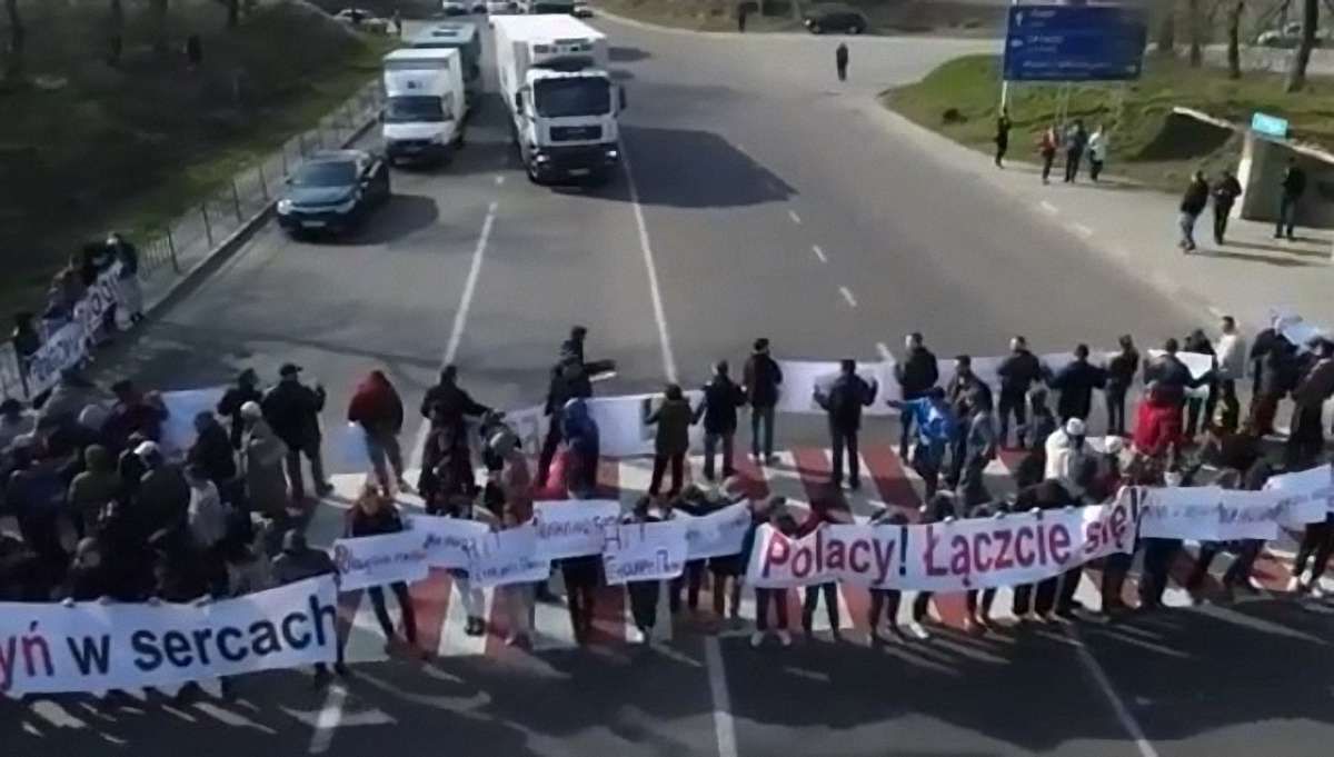 Організатора псевдопольської провокації у Гряді звільнили у залі суду