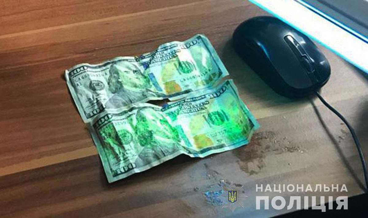Закарпатський прикордонник намагався з’їсти 200 доларів під час затримання