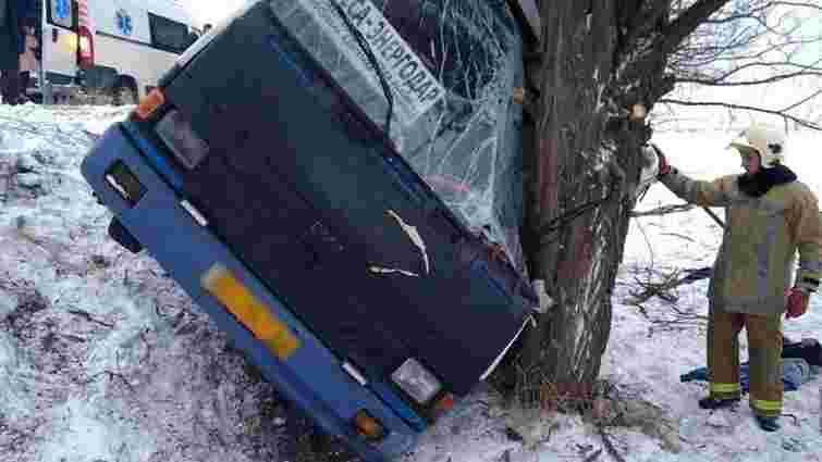 На Херсонщині рейсовий автобус з пасажирами злетів у кювет, є постраждалі