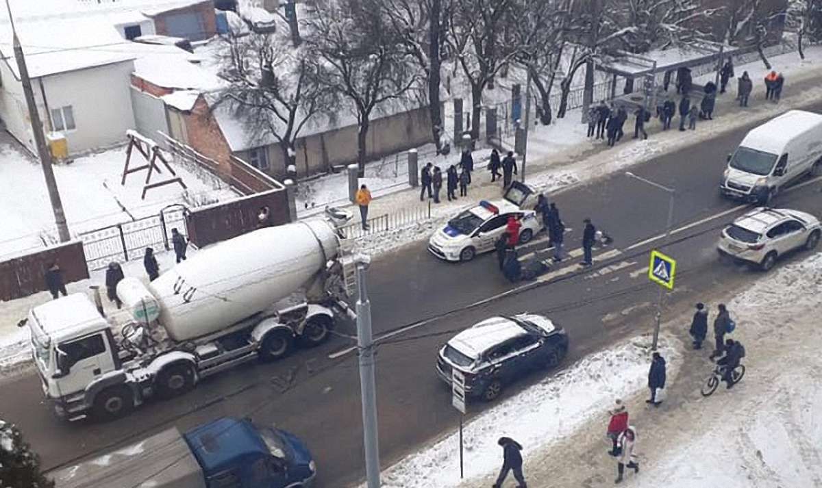 На пішохідному переході на вул. Зеленій у Львові бетоновоз збив жінку